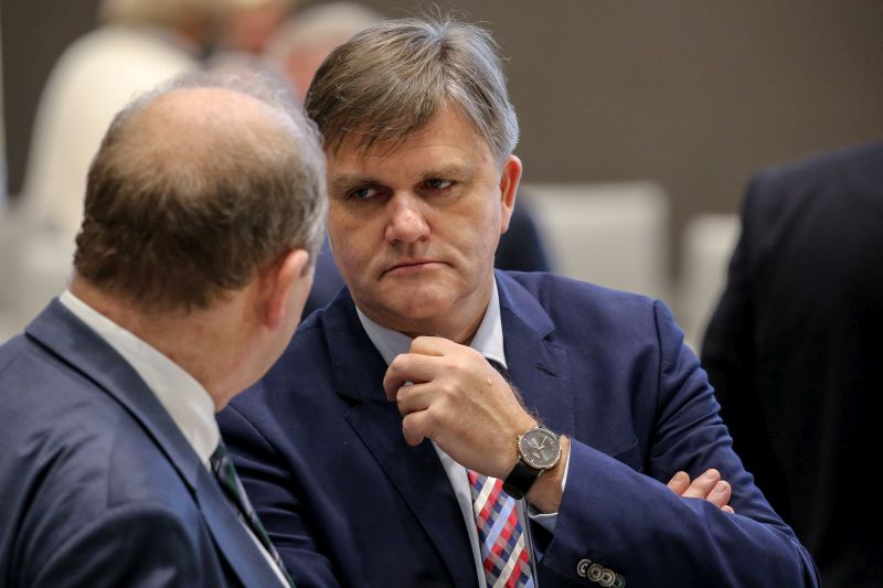 Bild: © Focke Strangmann Zwei Abgeordnete im Gespräch