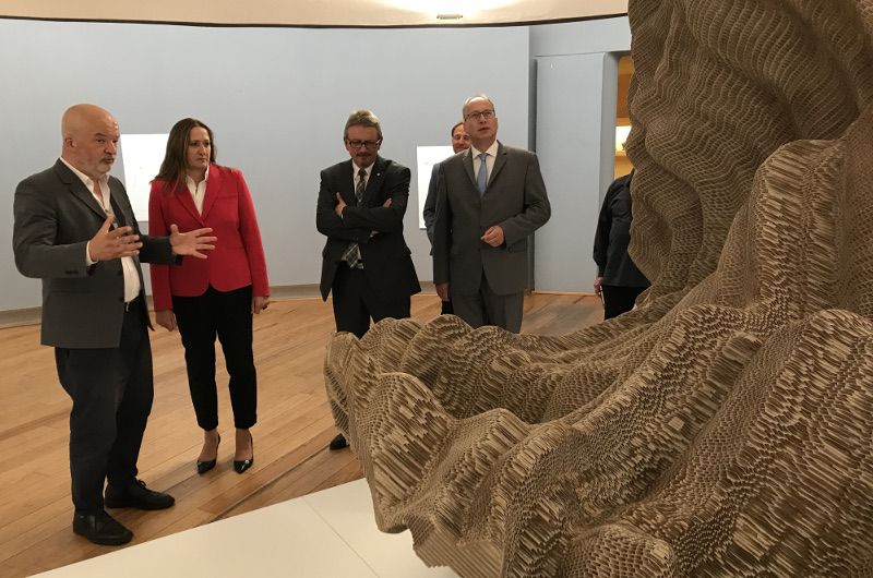 Örg van den Berg erklärt das Kunstwerk „Duettrufe der Kraniche“ in der Rotunde der Großen Kunstschau