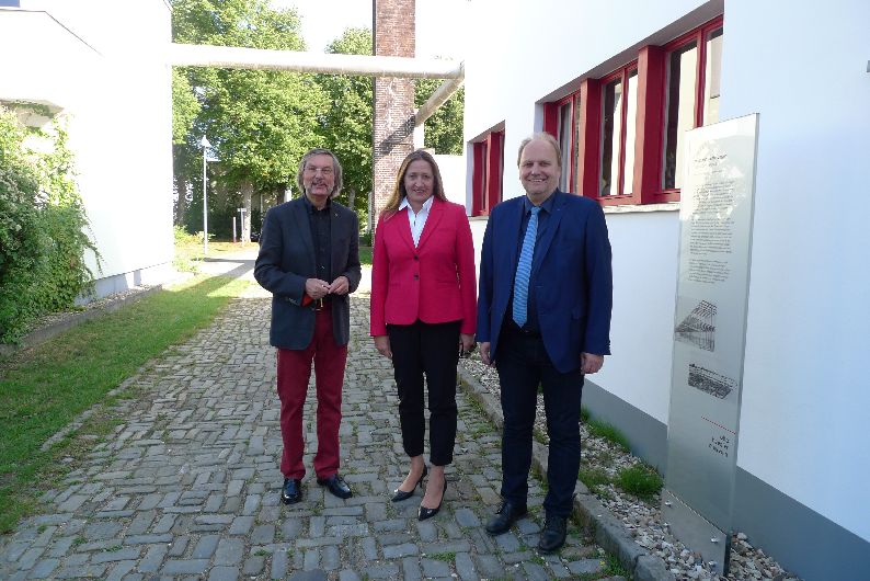 Rudolf Becker (v.l.), Dr. Gabriele Andretta und Ulrich Kinder vor dem Eingang der Museumswohnung