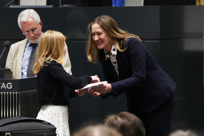 Landtagspräsidentin Andretta übergibt einen Preis an eine Landessiegerin