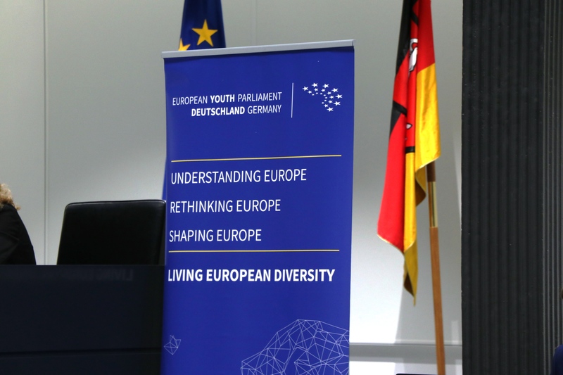 Ein Banner des Europäischen Parlaments steht im Forum des Landtages.
