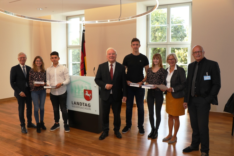 Hier: Vizepräsident Bernd Busemann mit den Preisträgern der Thomas-Morus-Oberschule Osnabrück