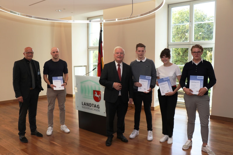 Hier: Vizepräsident Bernd Busemann mit den Preisträgern des Windthorst-Gymnasiums Meppen