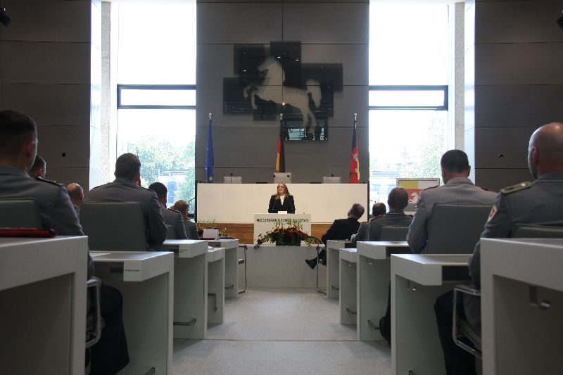Landtagspräsidentin Dr. Gabriele Andretta spricht vor Soldatinnen und Soldaten