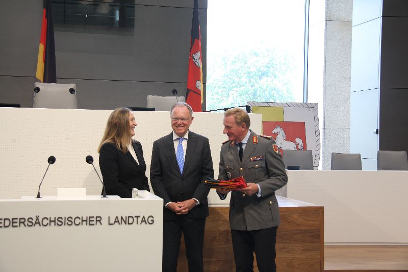 v.l.n.r. Landtagspräsidentin Dr. Andretta, Ministerpräsident Weil, Generalmajor Sandrart