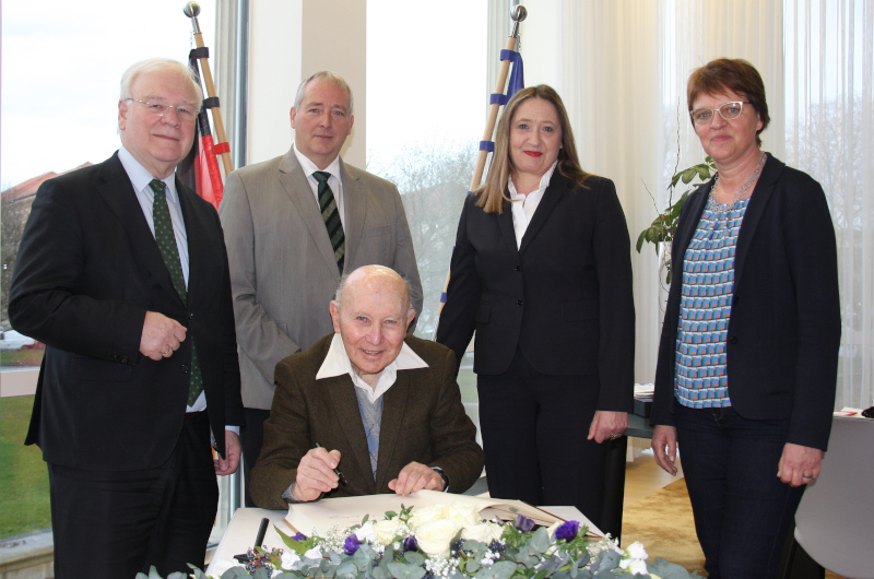 Zeitzeuge Professor Shaul Ladany beim Gästebucheintrag im Arbeitszimmer der Landtagspräsidentin. Dahinter (v.l.n.r.): Vizepräsident Bernd Busemann, Vizepräsident Frank Oesterhelweg, Landtagspräsidentin Dr. Gabriele Andretta, Vizepräsidentin Meta Janssen-Kucz.