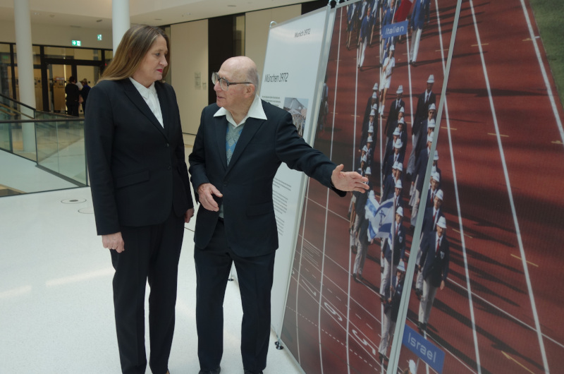 Landtagspräsidentin Dr. Gabriele Andretta und Prof. Shaul Ladany während der Ausstellungseröffnung