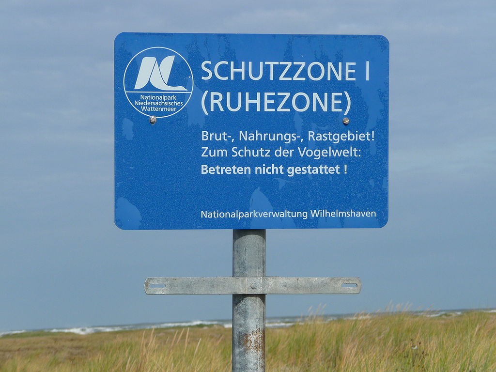 Schild mit Hinweis auf eine Schutzzone im Nationalpark