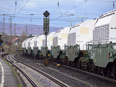 Transportbehälter während eines Atommülltransportes nach Gorleben.