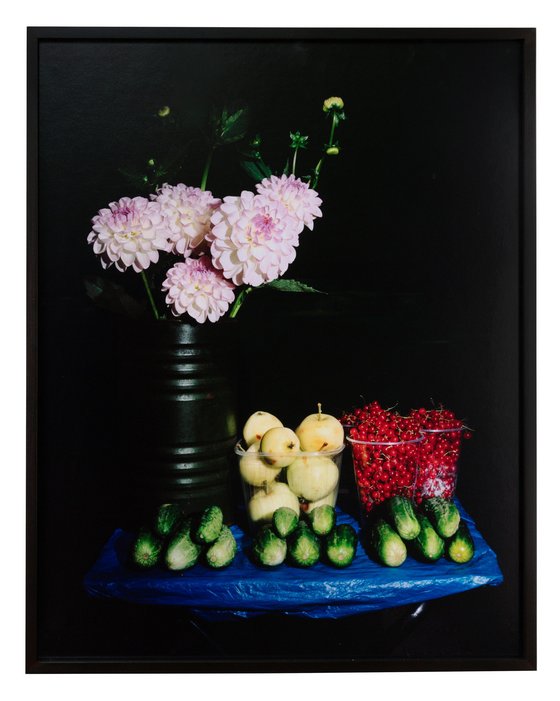 Stillleben mit Dahlien und Johannisbeeren