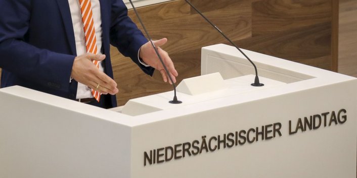 Ein Mann am Redepult des Niedersächsischen Landtags